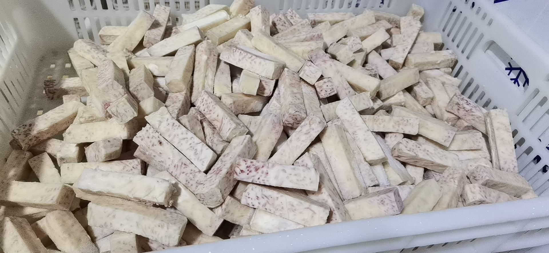 剥好的芋头焯水后准备冷冻