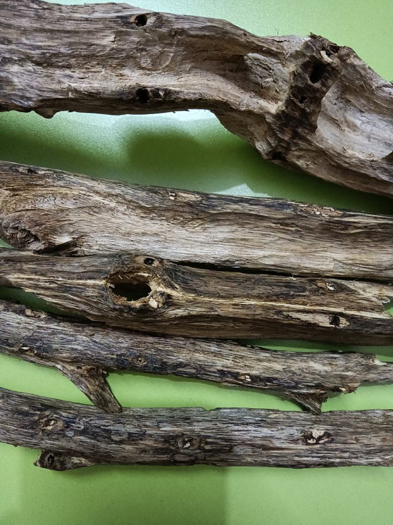 产地直销批发价，供应沉香虫漏油，沉香树格。中药沉香饮片。