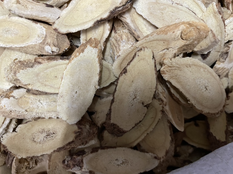 黄芪与黄芩的中药材图,展示其外观特征和药用部位 黄芪和黄芩药材图