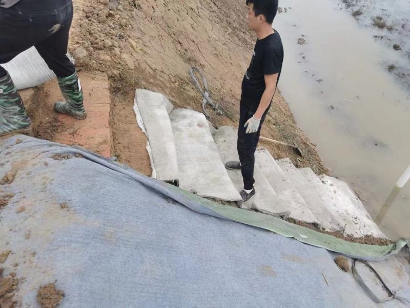 水泥毯护坡，浇水成型鱼塘护坡蓄水池坚固耐用