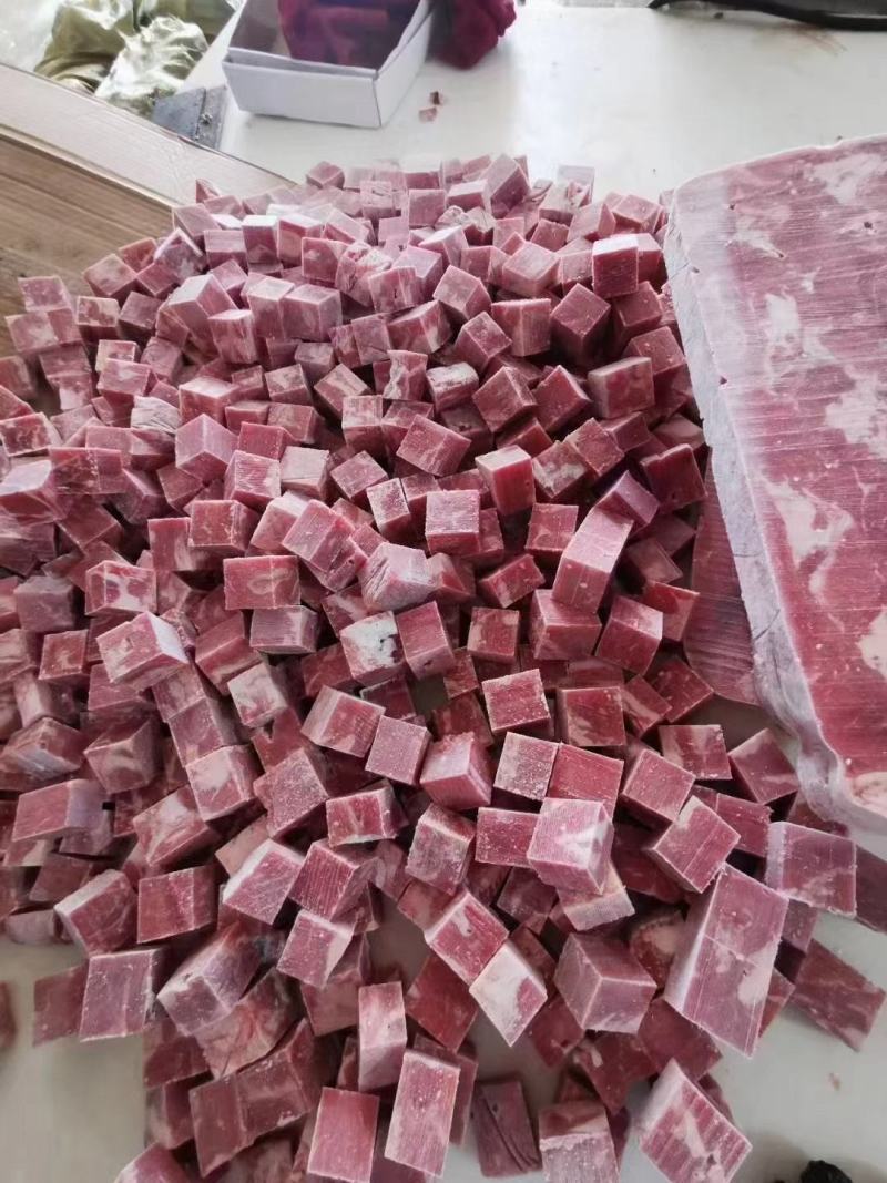 牛肉粒，不碎不散，水分小质量好，各种规格可定做代加工贴牌