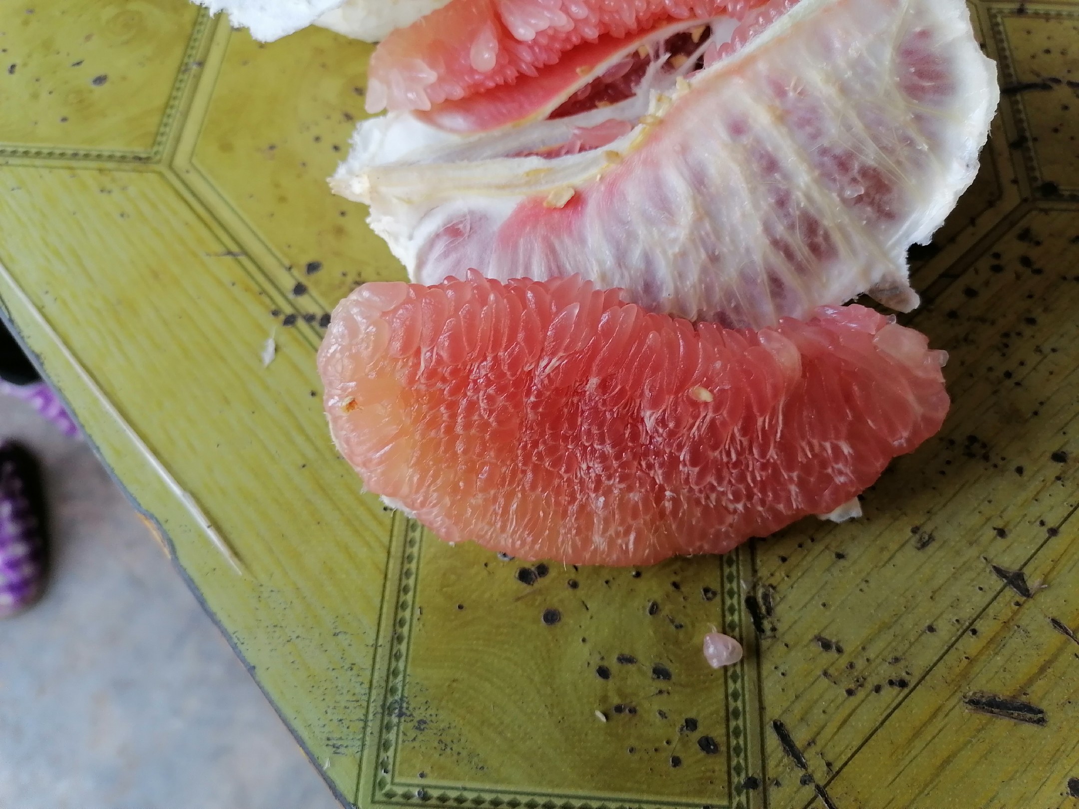 新鲜切开的柚子果肉