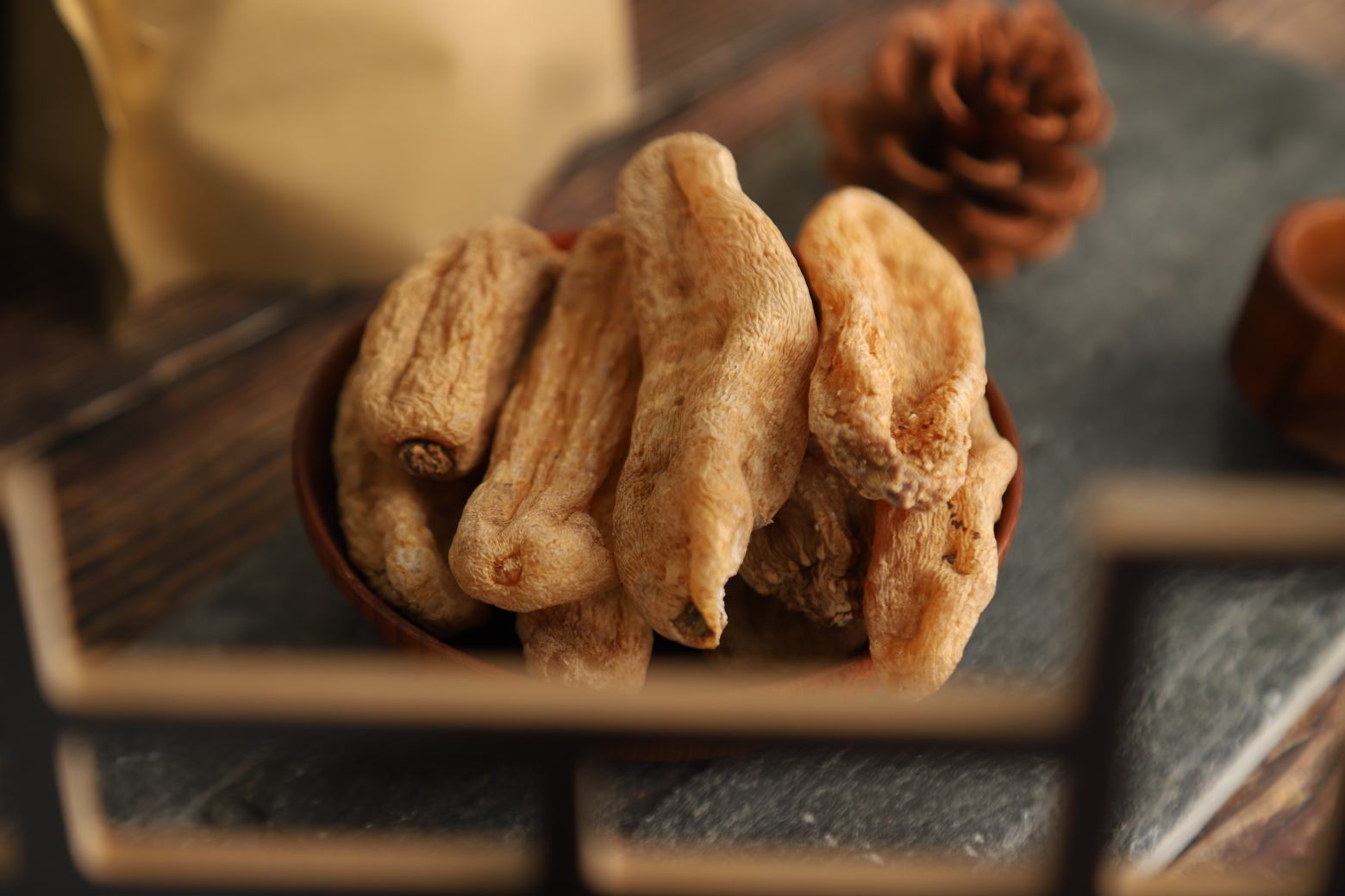 图片展示油松节在中药柜中的摆放情况,旁边配有药方说明标签,背景为中药房环境。 油松节在中药材中的应用