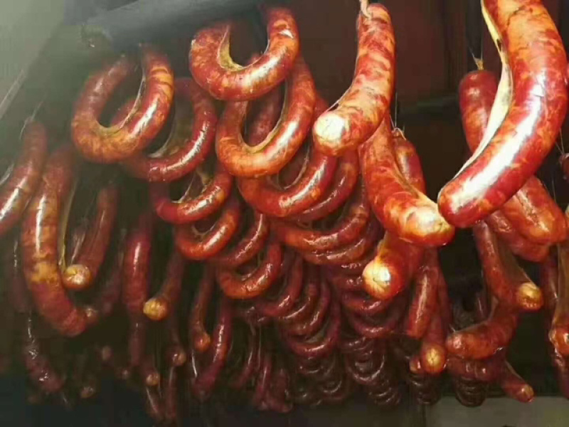 熏马肉肠，伊犁风味。纯鲜马肉灌制，现代化熏房果木熏