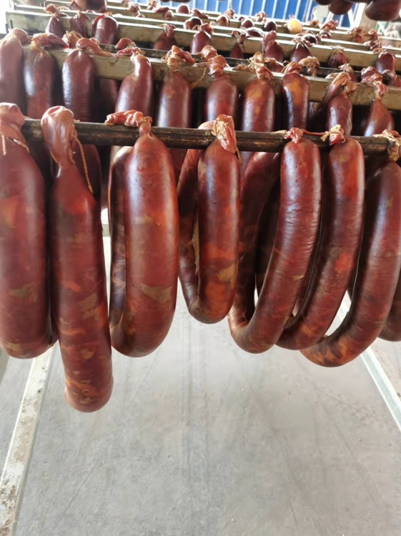 熏马肉肠，伊犁风味。纯鲜马肉灌制，现代化熏房果木熏