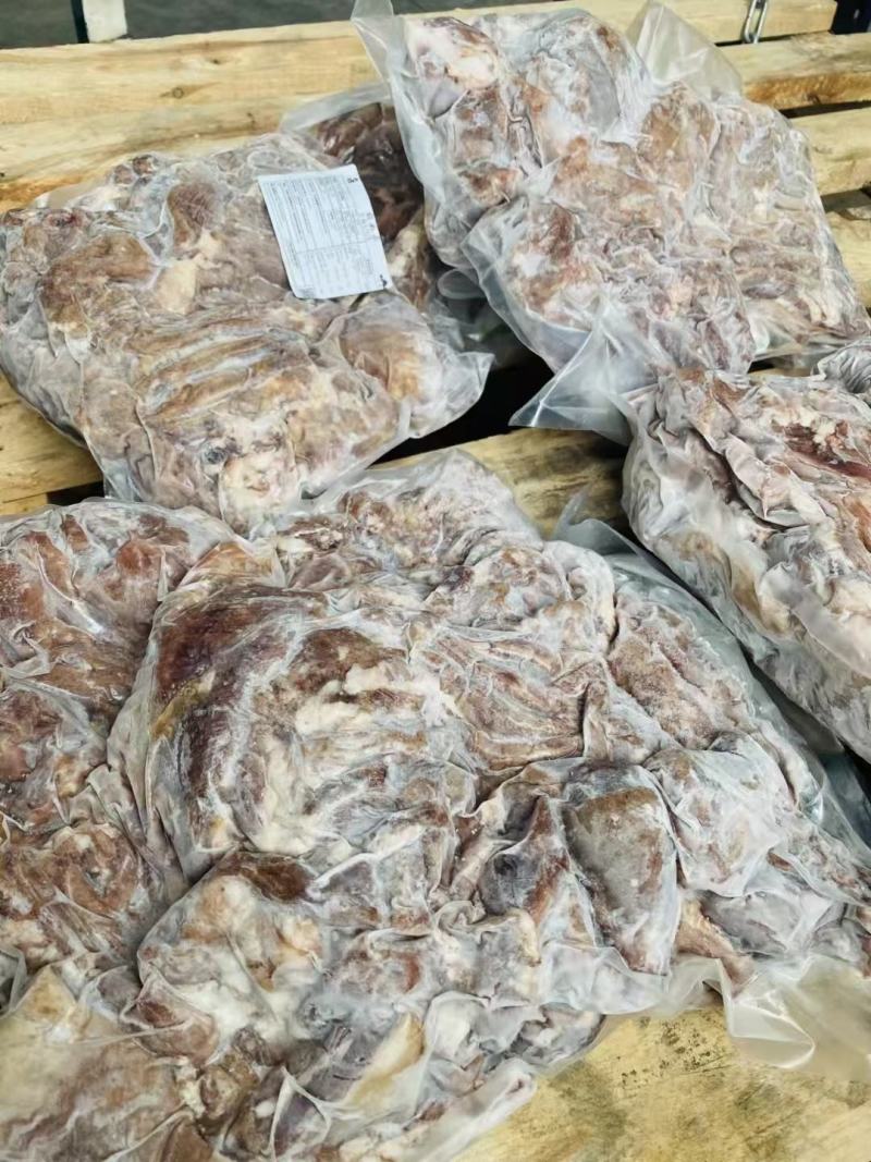 大块熟羊肉，熟度高，