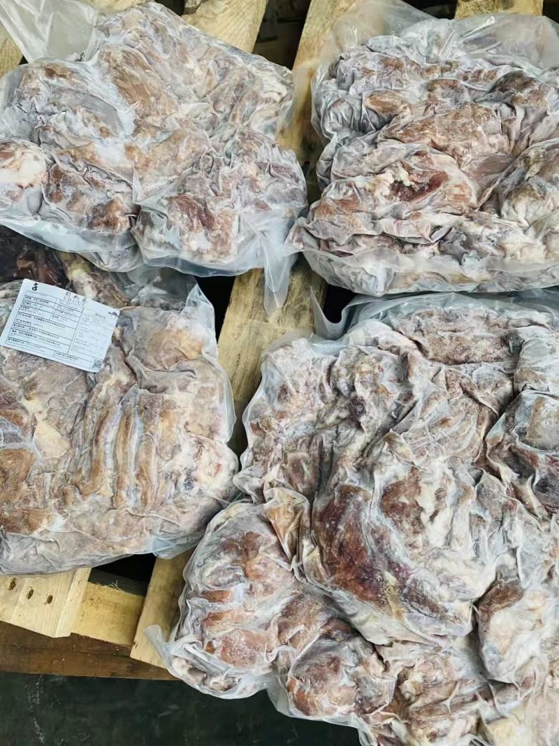 大块熟羊肉，熟度高，