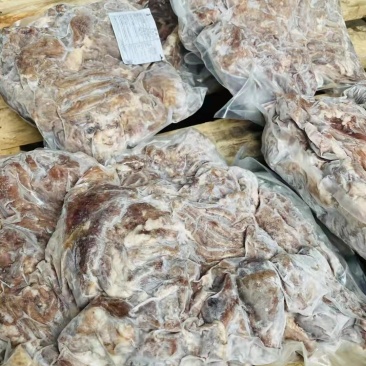 大块熟羊肉，熟度高，