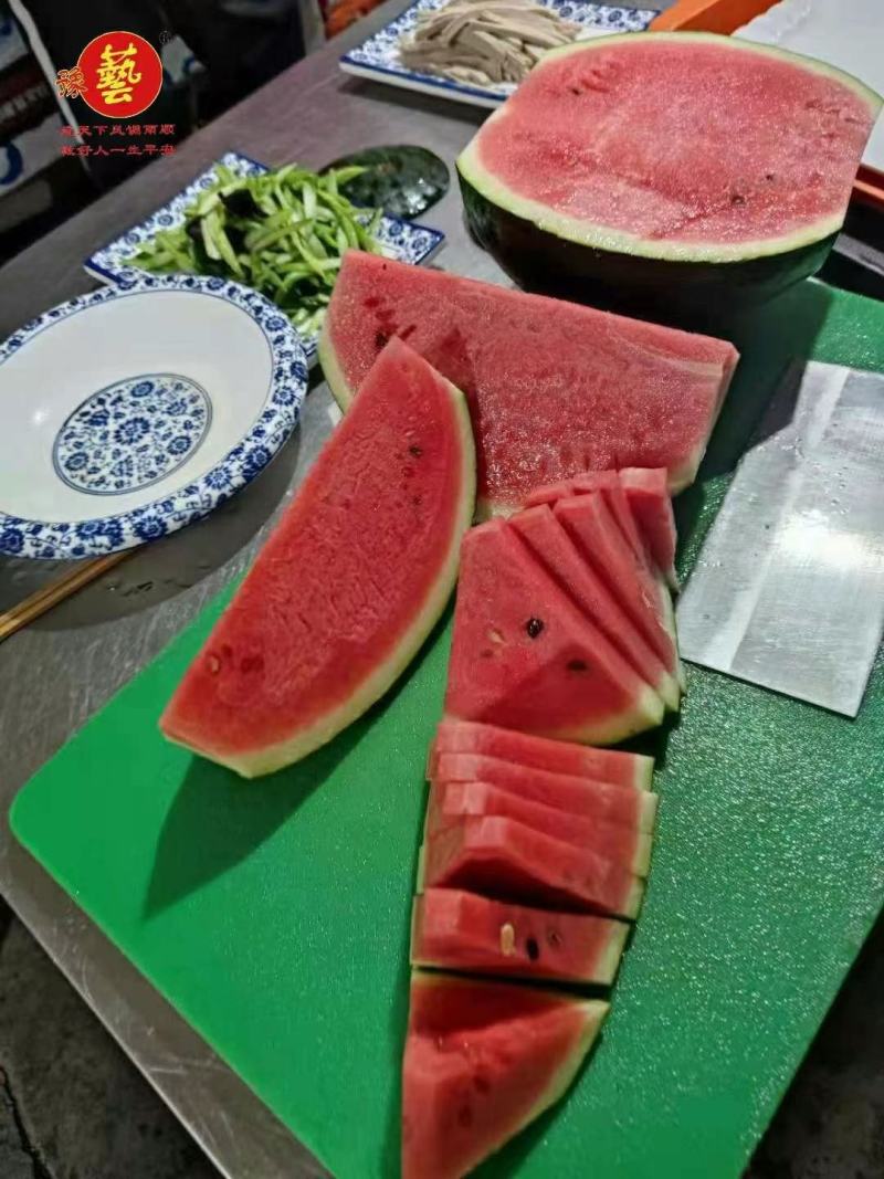 豫艺黑娃二号西瓜种子黑皮大红瓤耐低温早熟口感好