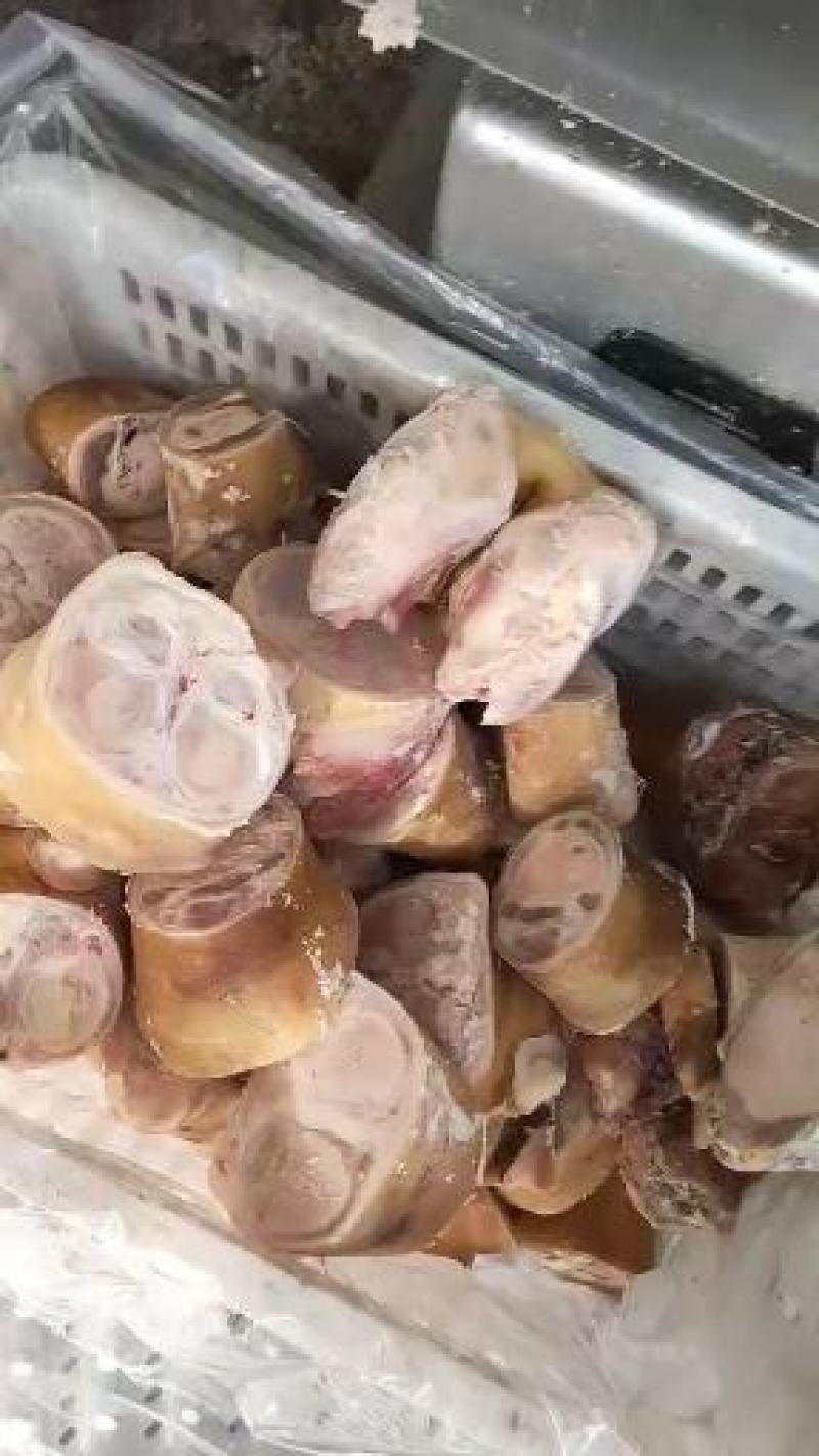 火烧牛蹄去毛干净清水冲洗大量有货牛蹄切块