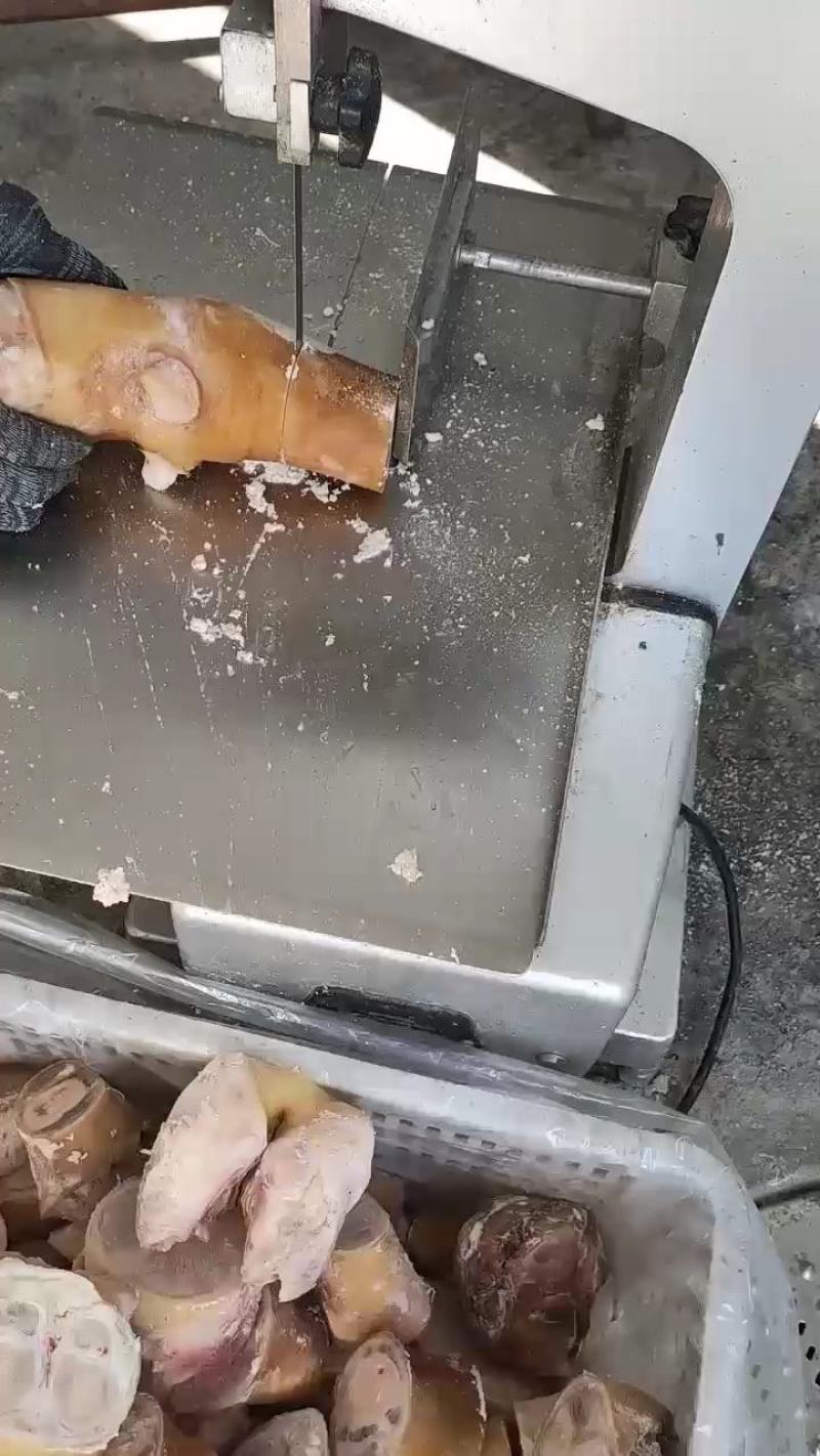 火烧牛蹄去毛干净清水冲洗大量有货牛蹄切块