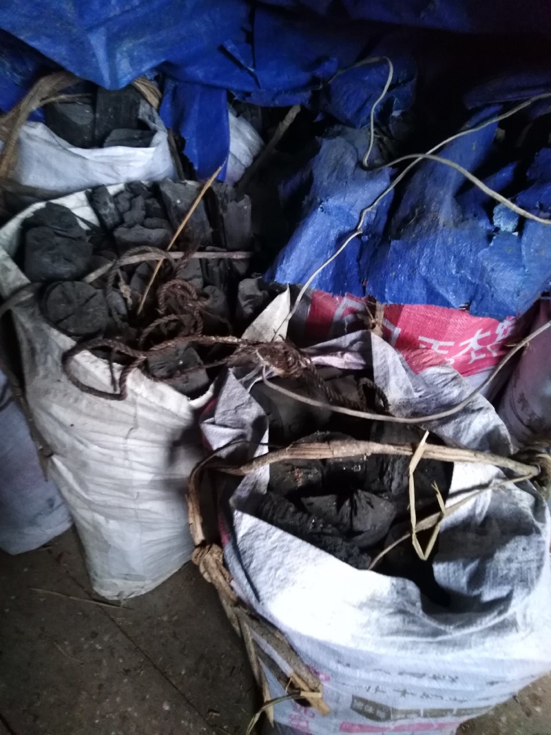 木炭、土窑炭、长年销售中，量大优惠。视频，实地看货。