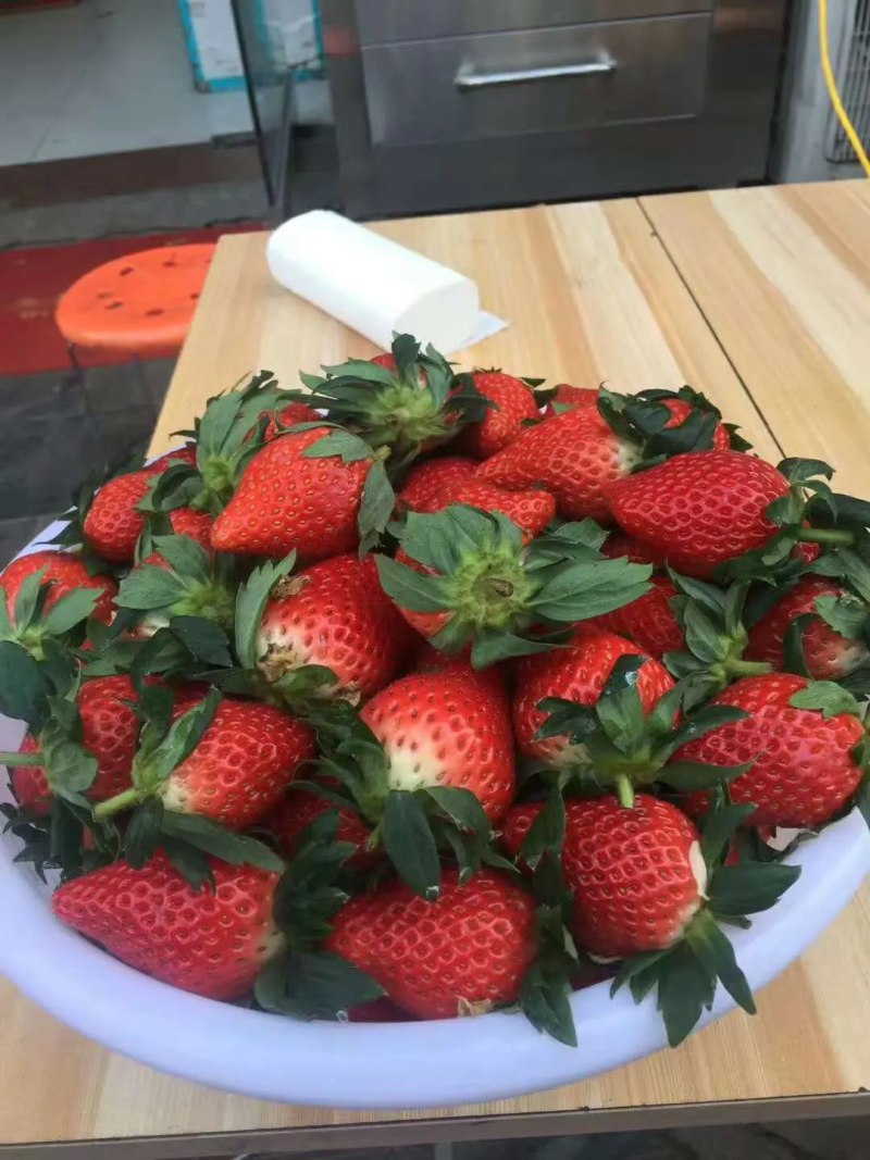 奶油草莓江苏草莓商场社区团购一件代发货量充足