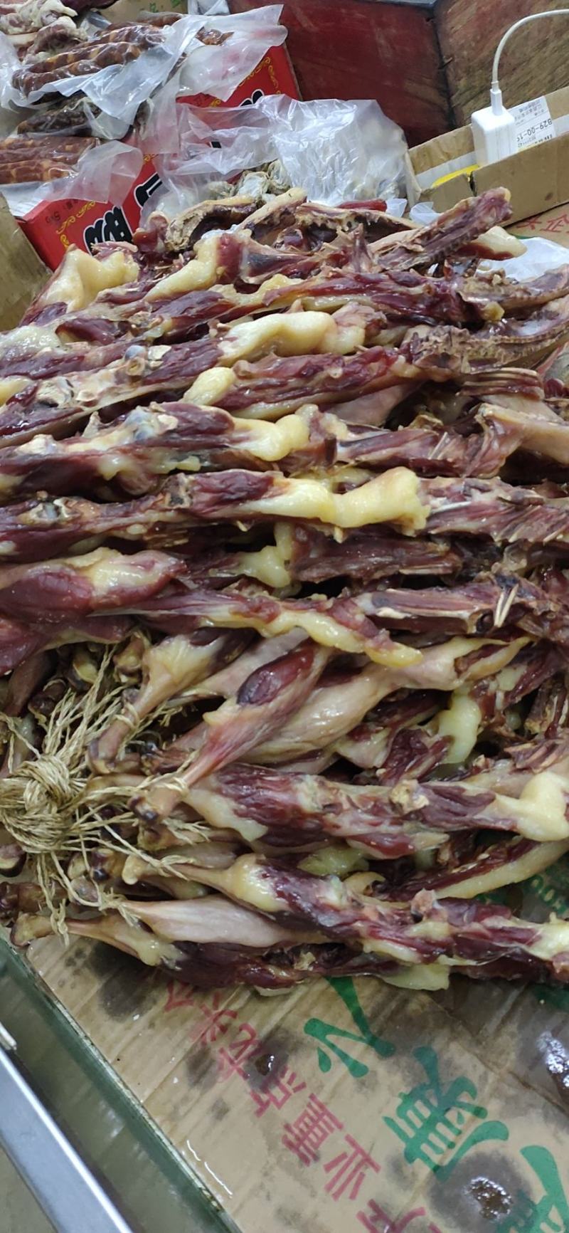 赣南腊鸭条肥瘦均匀精选麻鸭，色泽鲜肉质紧实，扑鼻而香