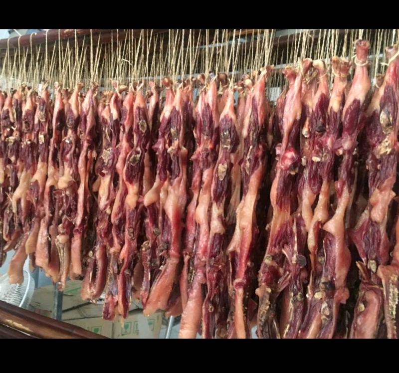 赣南腊鸭条肥瘦均匀精选麻鸭，色泽鲜肉质紧实，扑鼻而香