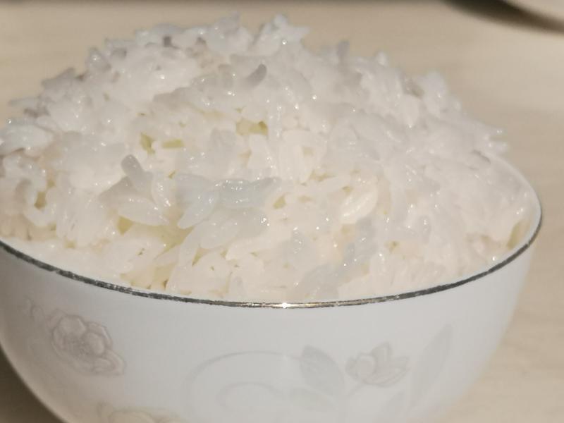 黑龙江五常产长粒白米，有糯性，米丑饭香，剩饭不回生