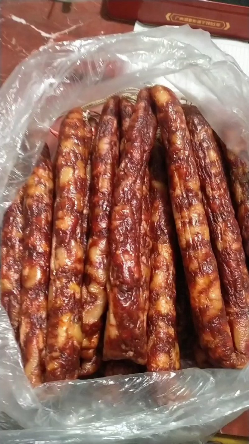 正宗的湖南农家柴火烟熏纯肉咸味和麻辣味纯肉腊肠，自产自销