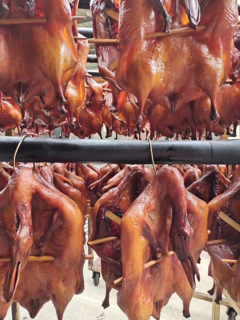 湖南土麻鸭加工而成的烟熏咸味腊鸭，板鸭，酱香鸭