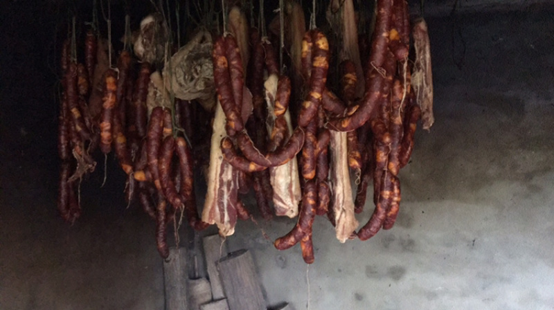 正宗四川（纯干木头熏烤）土家腊肉，麻辣香肠（非湿树）