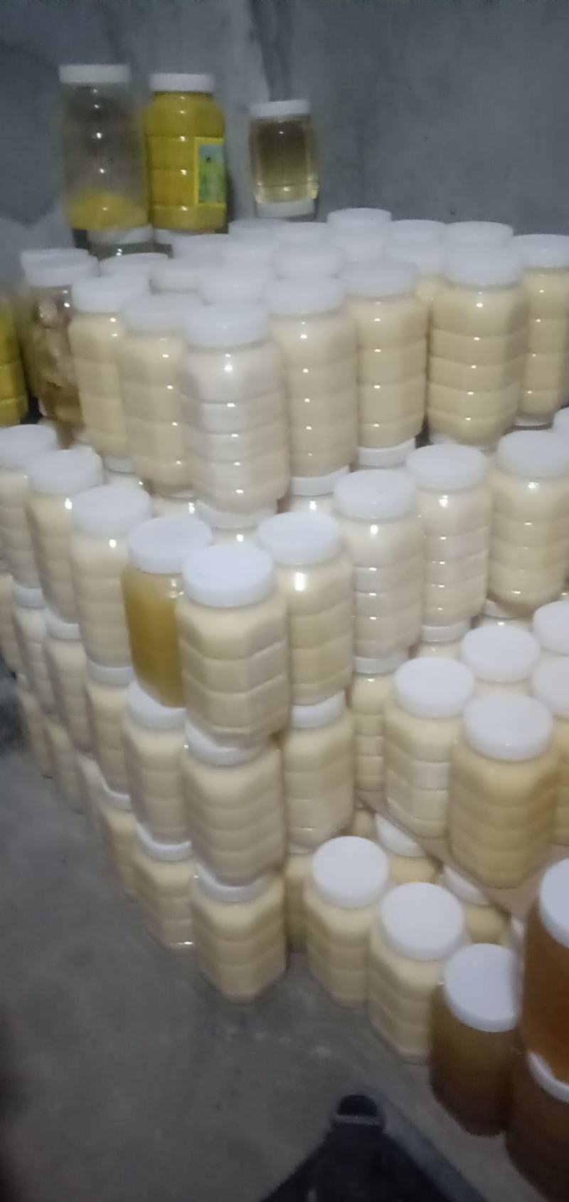 青海高原蜂蜜，海拔高，气候寒冷，一年一季农作物