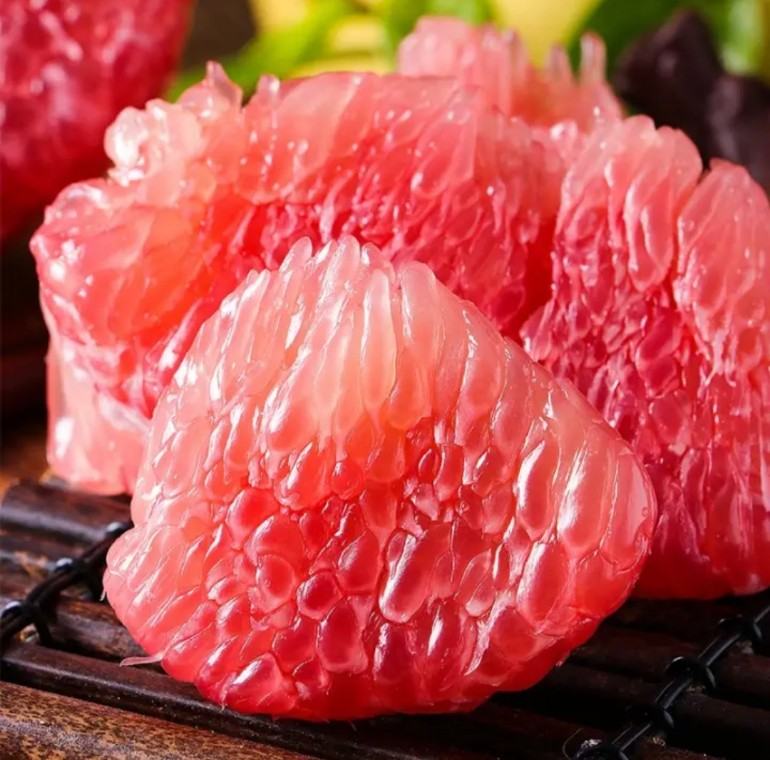 红心柚果肉特写,展示鲜红多汁的果肉,晶莹剔透,诱人欲滴 红心柚果肉特写