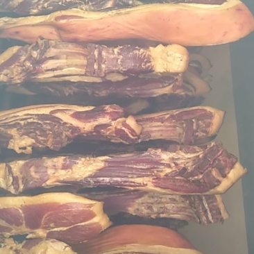 深山腊肉，柴火熏制，味道香美。