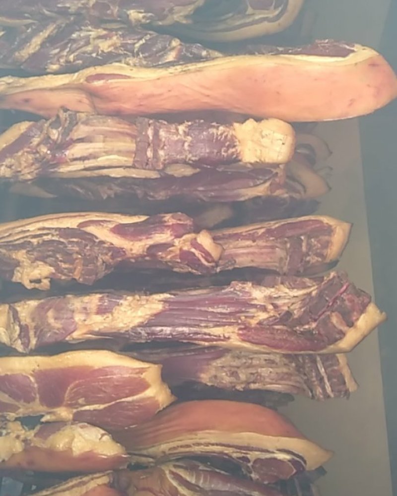 深山腊肉，柴火熏制，味道香美。