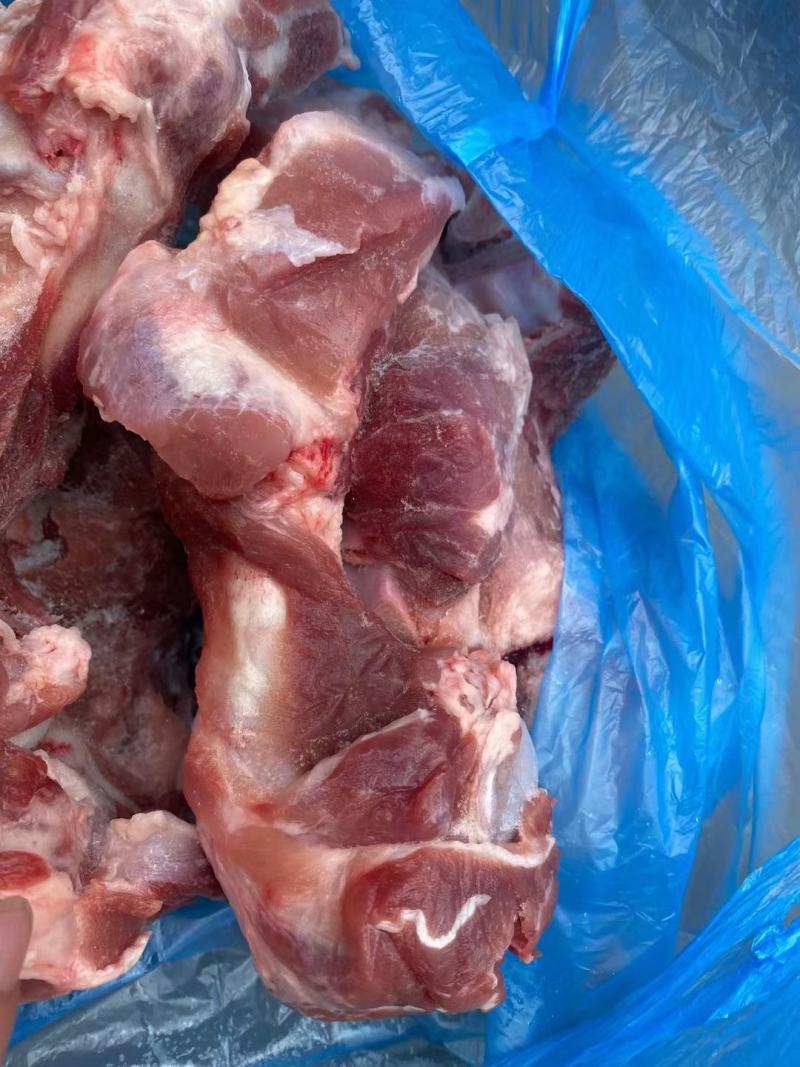 前腿骨，可以吃肉，喝骨髓的骨头，整根半截都有…支持加工定