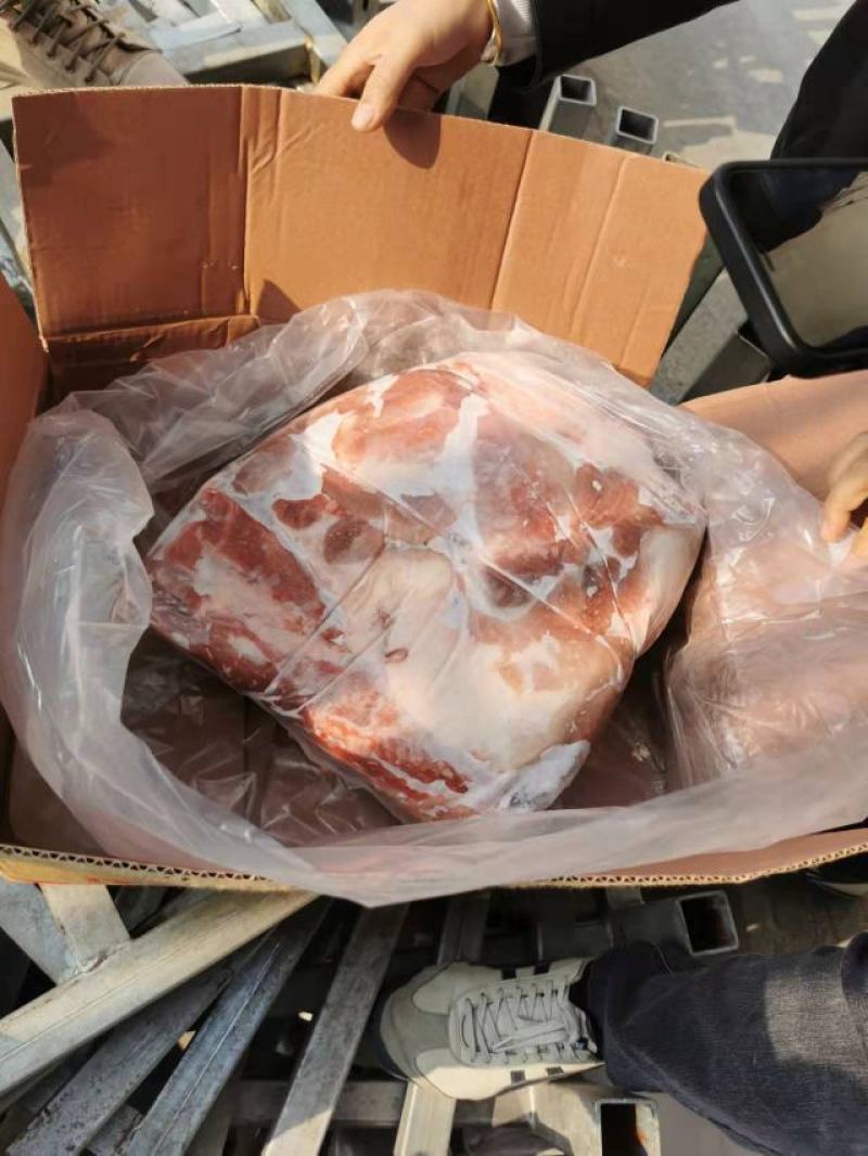 自存200吨猪肉全部300斤左右的，国产，大量出库手续齐