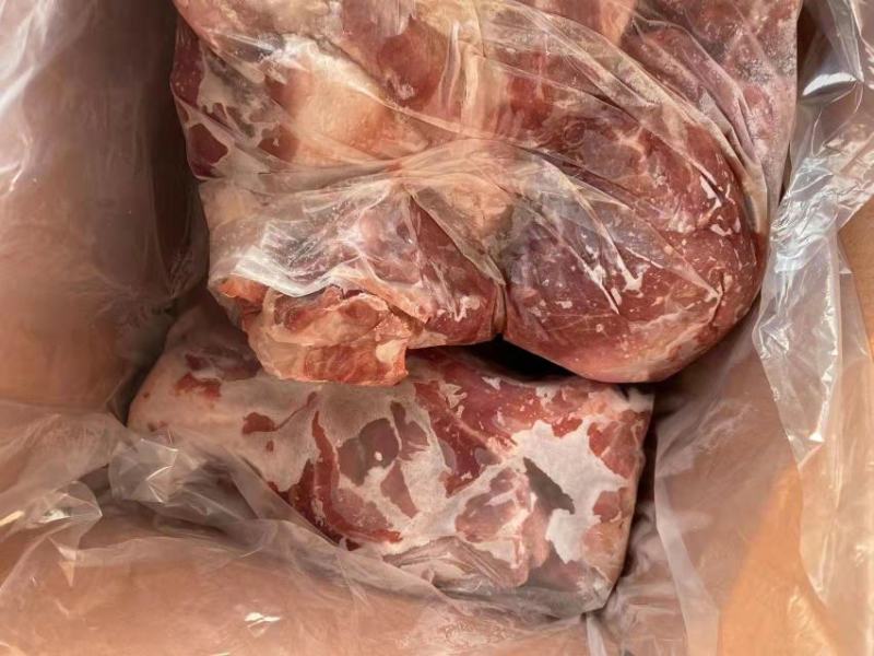 自存200吨猪肉全部300斤左右的，国产，大量出库手续齐