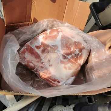 自存200吨猪肉全部300斤左右的，国产，大量出库手续齐