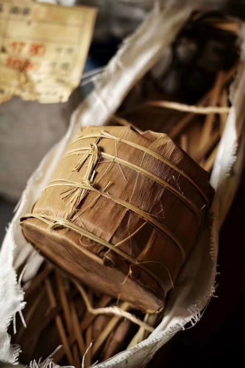 2005年曼夕山野生大树茶特级品福海茶厂出品