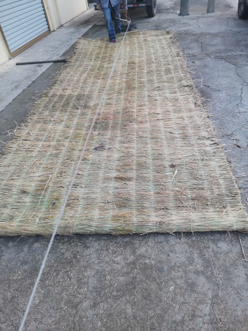 大棚保温稻草草帘。地面防滑草垫，绿化道路工程覆盖稻草