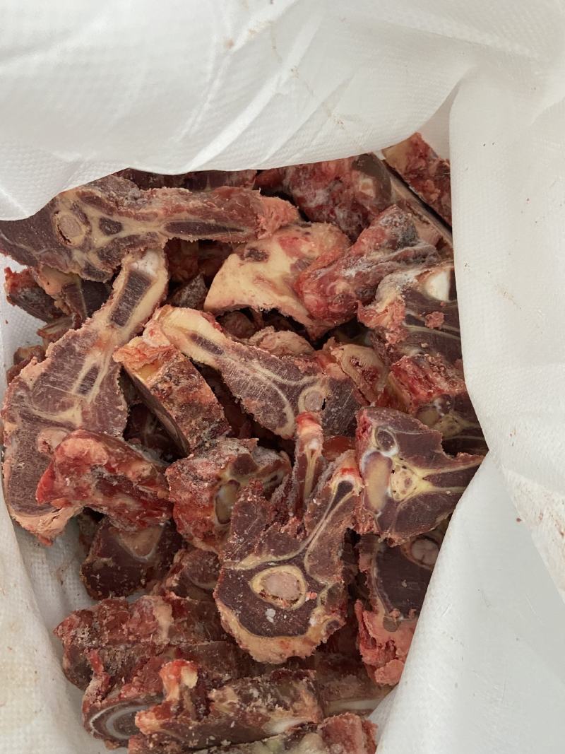 切块带肉脊骨颜色新鲜，欢迎新老朋友光临冻品，全国发货