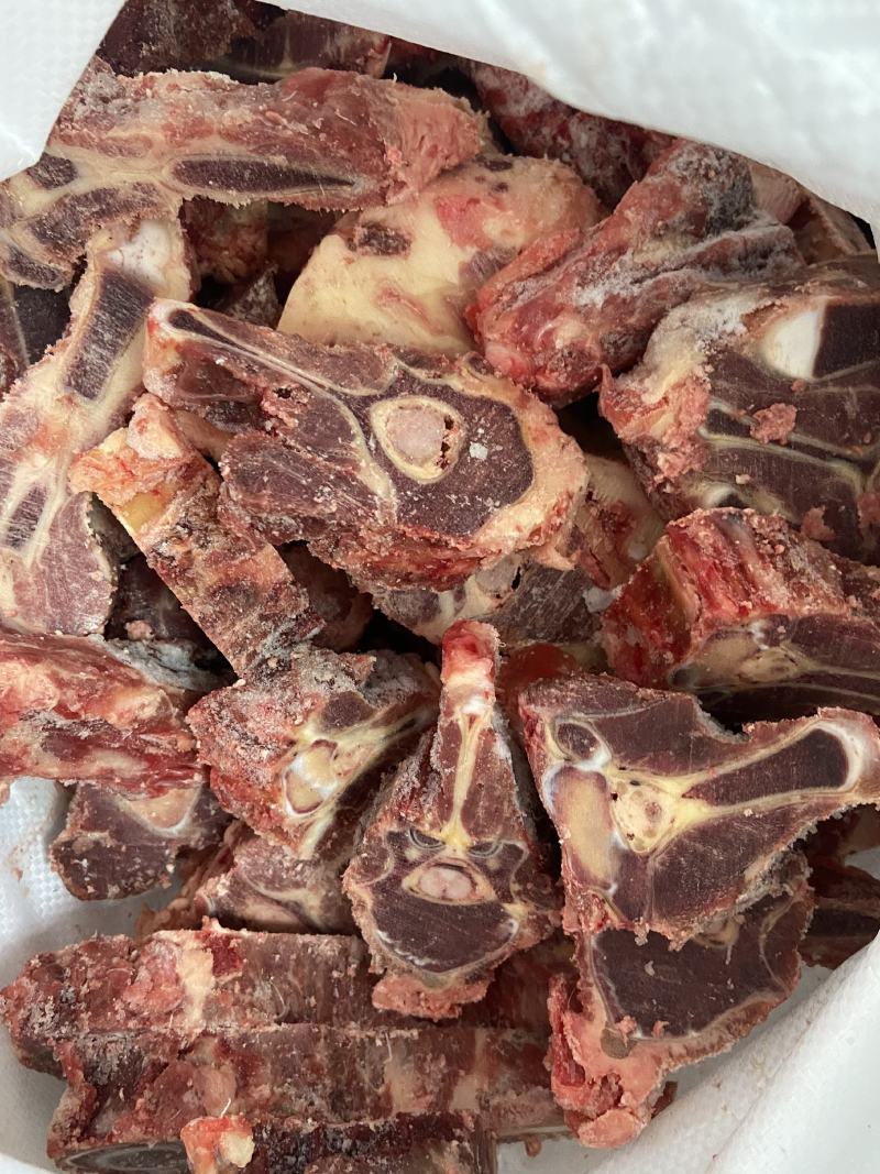 切块带肉脊骨颜色新鲜，欢迎新老朋友光临冻品，全国发货