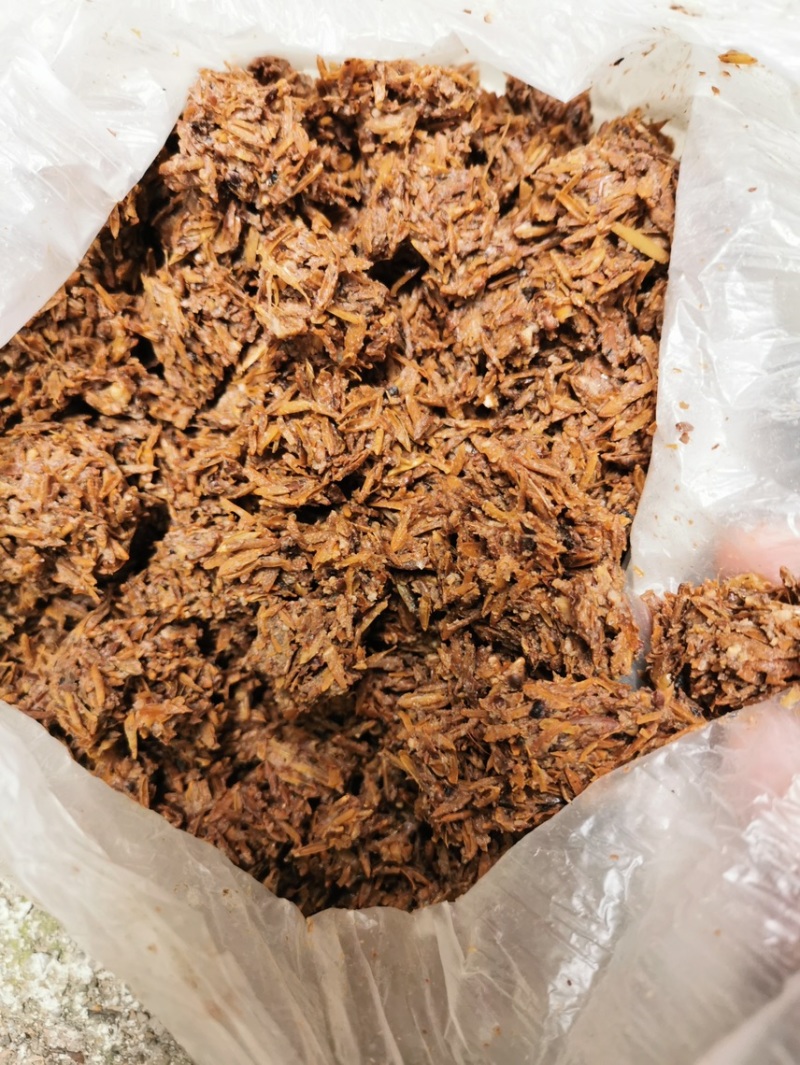 大量出售五粮液白酒糟，每天全国现货发车。量大从优。