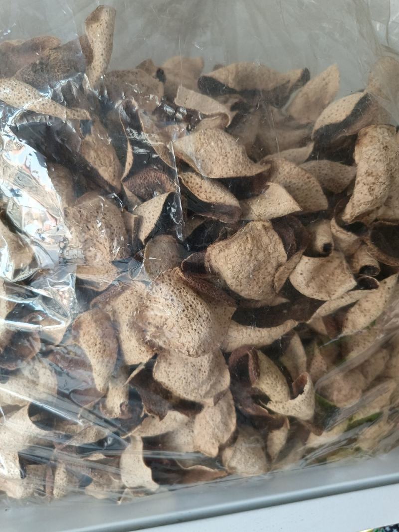 2年正宗新会陈皮，皮薄油洞明显，味道香甜，少部分果皮压坏