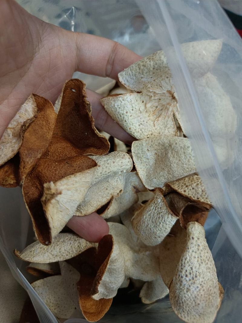 2年正宗新会陈皮，皮薄油洞明显，味道香甜，少部分果皮压坏