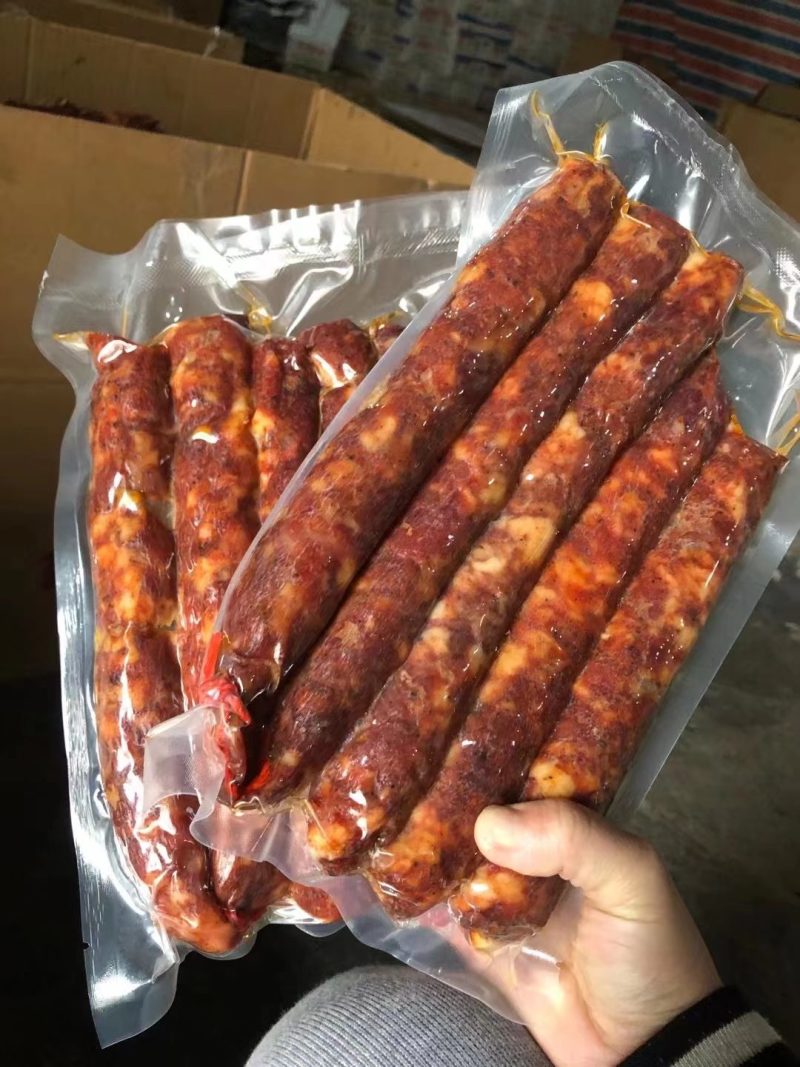 纯肉香肠15一斤，30斤一件。16一斤的，50斤一件。