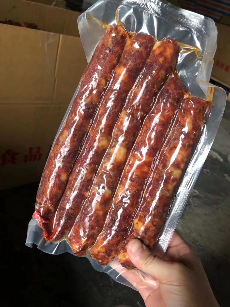 纯肉香肠15一斤，30斤一件。16一斤的，50斤一件。