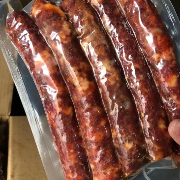 纯肉香肠15一斤，30斤一件。16一斤的，50斤一件。