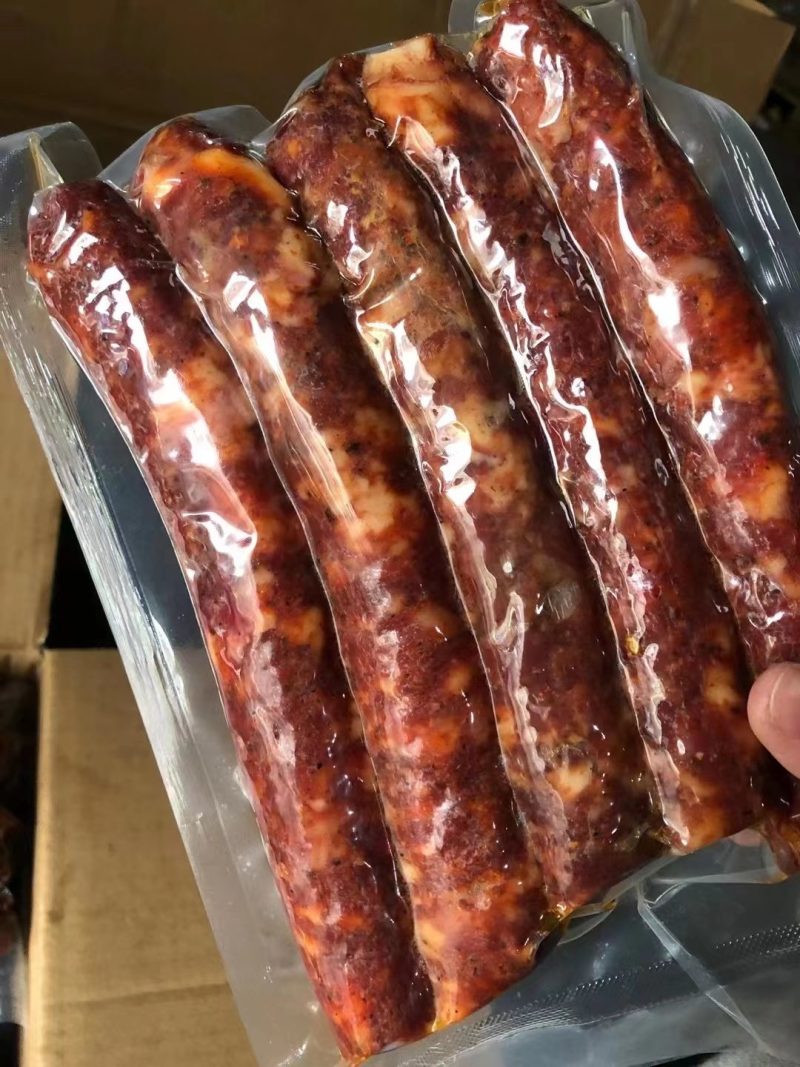 纯肉香肠15一斤，30斤一件。16一斤的，50斤一件。