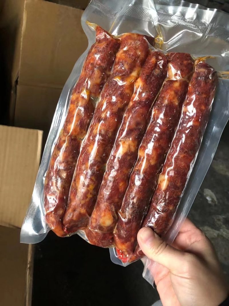 纯肉香肠15一斤，30斤一件。16一斤的，50斤一件。