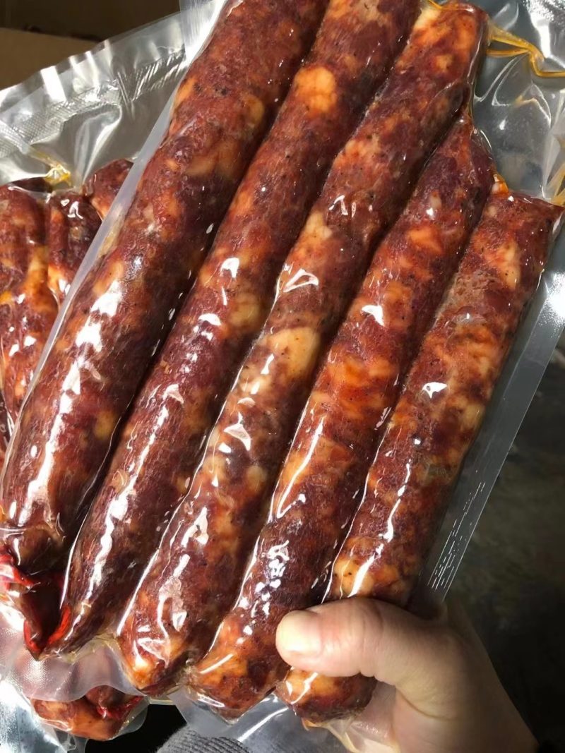 纯肉香肠15一斤，30斤一件。16一斤的，50斤一件。