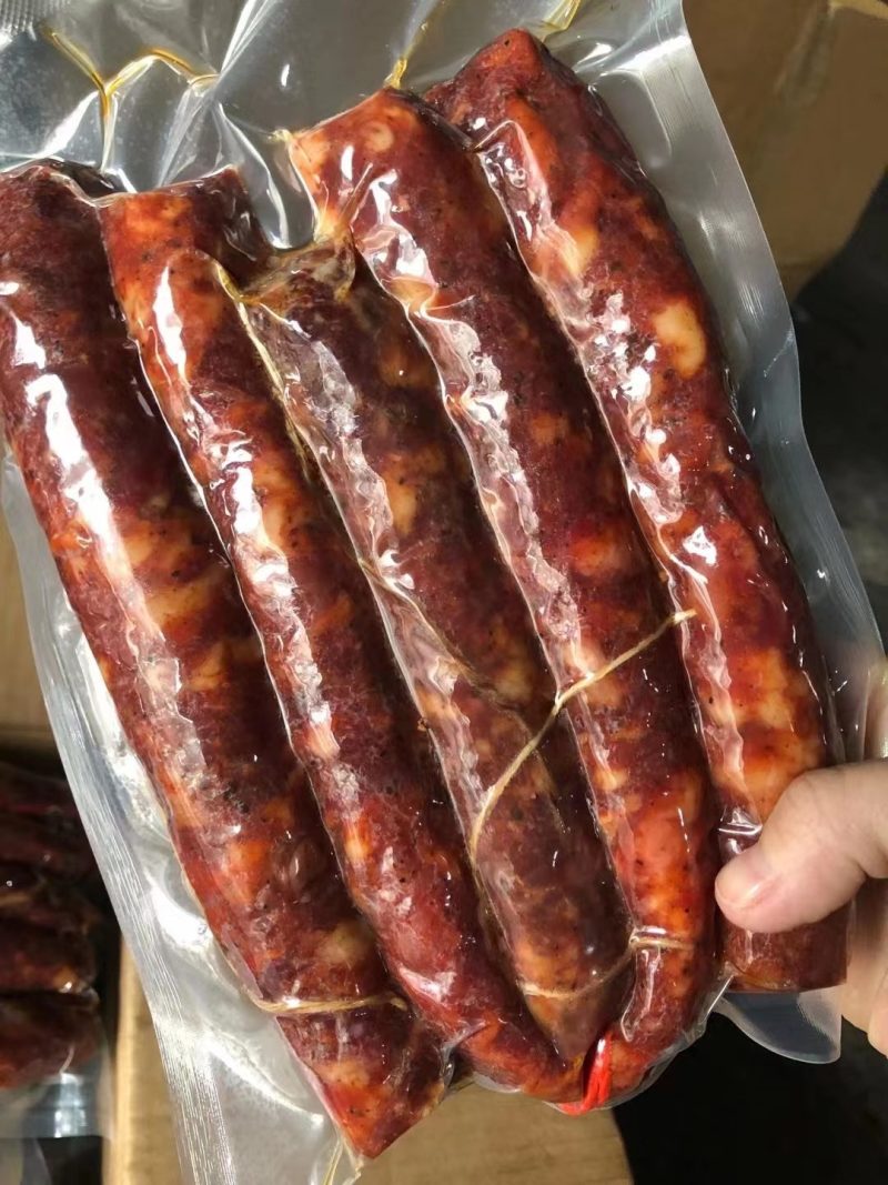 纯肉香肠15一斤，30斤一件。16一斤的，50斤一件。