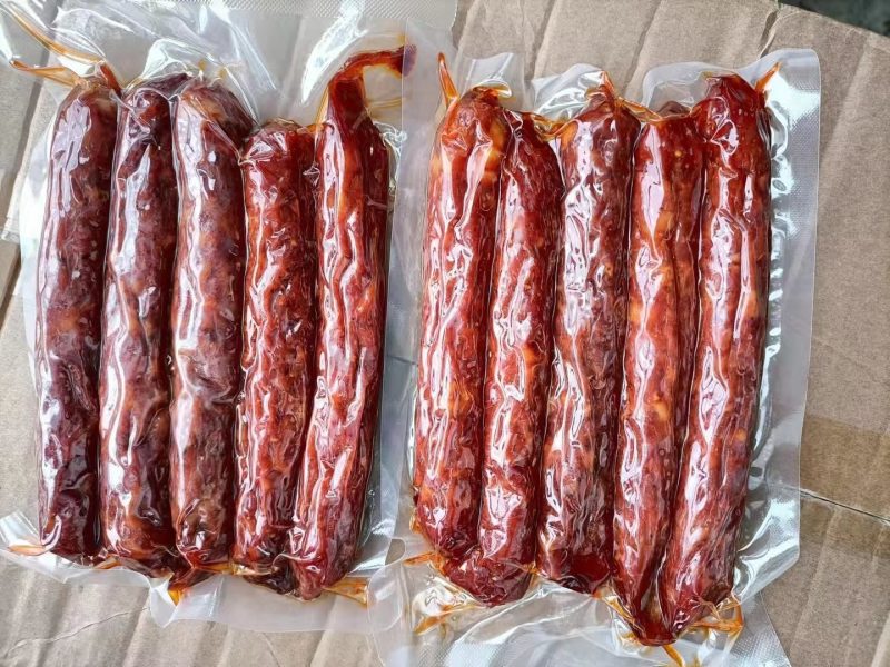 纯肉香肠15一斤，30斤一件。16一斤的，50斤一件。
