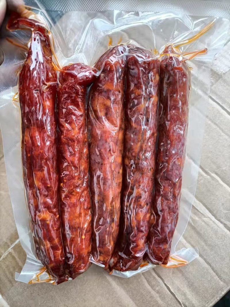 纯肉香肠15一斤，30斤一件。16一斤的，50斤一件。