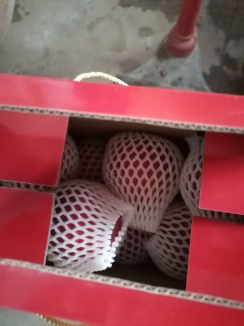 红色之爱119-06产自辽宁丹东，红色之爱苹果里外全红。