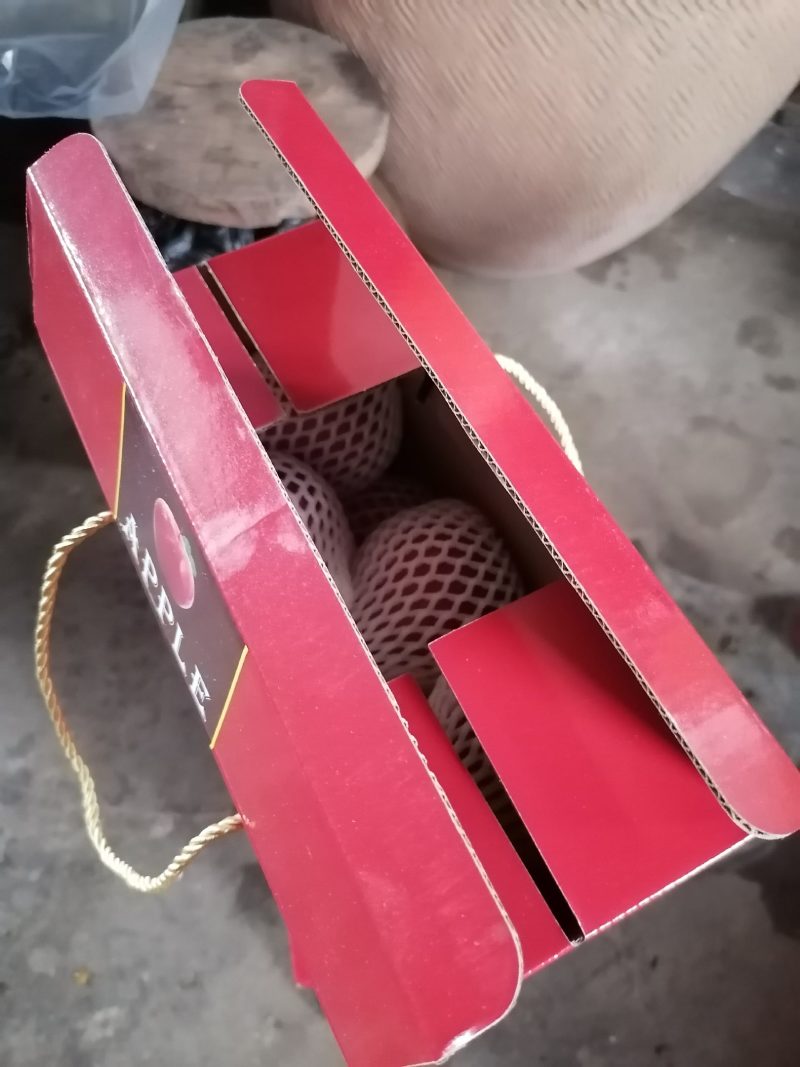 红色之爱119-06产自辽宁丹东，红色之爱苹果里外全红。