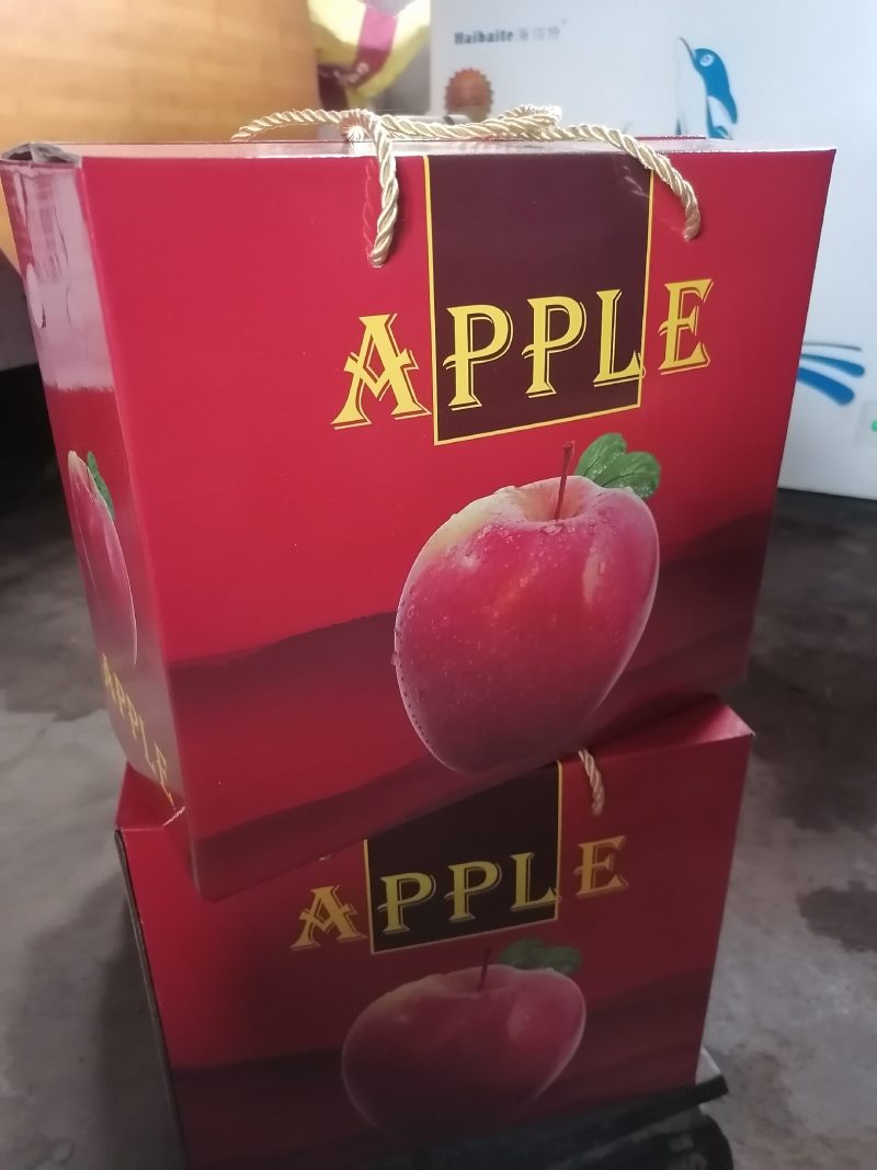 红色之爱119-06产自辽宁丹东，红色之爱苹果里外全红。